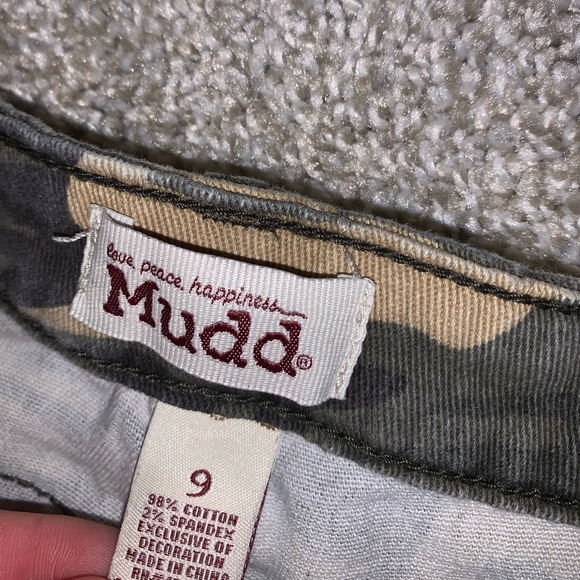 Mudd Juniors Green & Cream Camo shorts size 9 - Picture 6 of 9